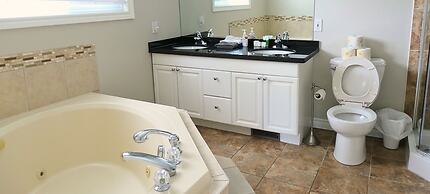 Mountain Views, Steps to BM Village, Hot Tub, BBQ.