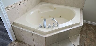 Mountain Views, Steps to BM Village, Hot Tub, BBQ.