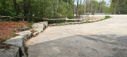 Mountain Views, Steps to BM Village, Hot Tub, BBQ.