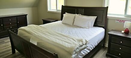 Mountain Views, Steps to BM Village, Hot Tub, BBQ.