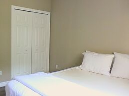 Mountain Views, Steps to BM Village, Hot Tub, BBQ.