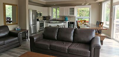 Mountain Views, Steps to BM Village, Hot Tub, BBQ.