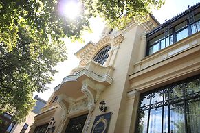 Grand Boutique Hotel