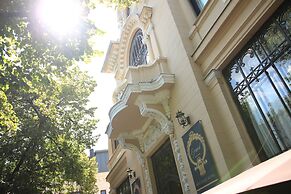 Grand Boutique Hotel