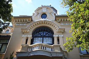 Grand Boutique Hotel