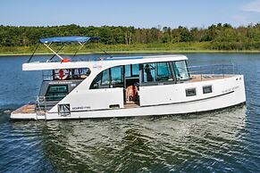 Kuhnle-Tours Hafendorf Müritz
