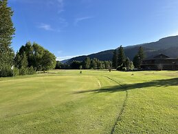 Hotel Civilia Lakeside by Civilia Golf Retreat