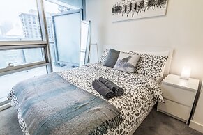 AOC Suites 2 Bedroom Condo, City CN Tower View