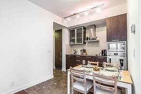 AOC Suites 2 Bedroom Condo, City CN Tower View