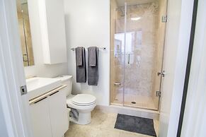 AOC Suites 2 Bedroom Condo, City CN Tower View