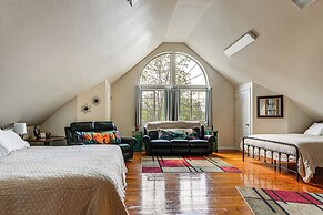 Near Oregon Caves: 2-studio Retreat w/ Game Room!