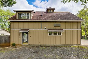 Near Oregon Caves: 2-studio Retreat w/ Game Room!