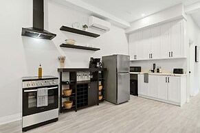 Modern Basement Apartment Close to Little Italy