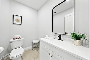 Modern Basement Apartment Close to Little Italy