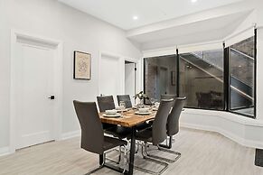 Modern Basement Apartment Close to Little Italy