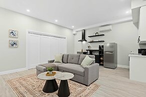 Modern Basement Apartment Close to Little Italy