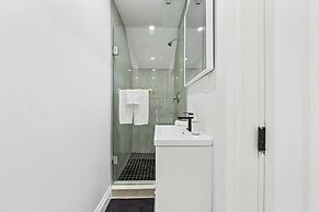 Modern Basement Apartment Close to Little Italy