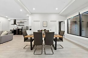 Modern Basement Apartment Close to Little Italy