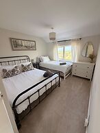 House Sleeps 7 With Enclosed Garden