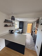 House Sleeps 7 With Enclosed Garden