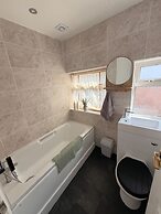 House Sleeps 7 With Enclosed Garden