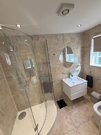 House Sleeps 7 With Enclosed Garden