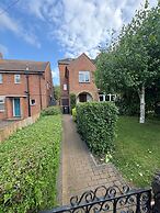 Isham House Sleeps 8 With Enclosed Garden