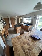 Isham House Sleeps 8 With Enclosed Garden