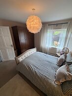 Isham House Sleeps 8 With Enclosed Garden