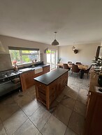 Isham House Sleeps 8 With Enclosed Garden