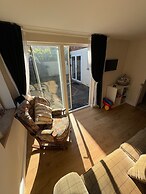 Isham House Sleeps 8 With Enclosed Garden