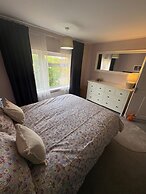 Isham House Sleeps 8 With Enclosed Garden