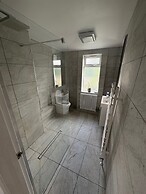 Isham House Sleeps 8 With Enclosed Garden