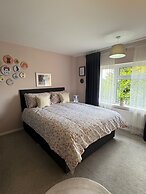 Isham House Sleeps 8 With Enclosed Garden