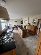 Isham House Sleeps 8 With Enclosed Garden