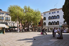 San Polo Palace 1976