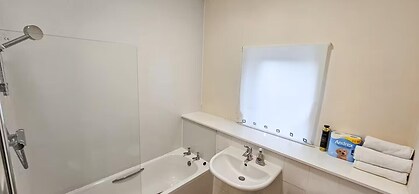 House Sleeps 6 With Enclosed Garden