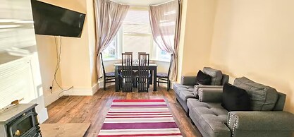 House Sleeps 6 With Enclosed Garden