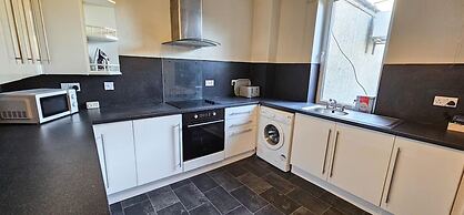 House Sleeps 6 With Enclosed Garden