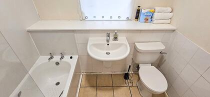 House Sleeps 6 With Enclosed Garden