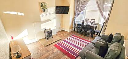 House Sleeps 6 With Enclosed Garden