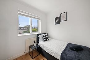 House Sleeps 10 With Enclosed Garden