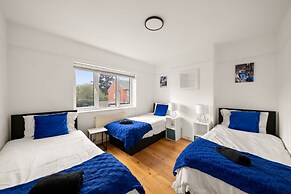 House Sleeps 10 With Enclosed Garden