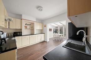 House Sleeps 10 With Enclosed Garden
