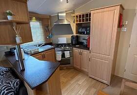 Cabin Caravan Sleeps 6 With Parking