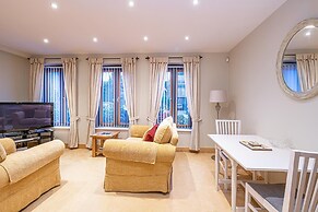 Central Apartment with Parking by Guestz