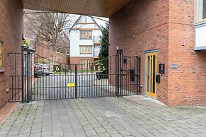 Central Apartment with Parking by Guestz