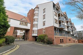 Central Apartment with Parking by Guestz