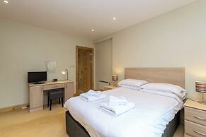 Central Apartment with Parking by Guestz