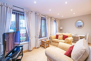 Central Apartment with Parking by Guestz